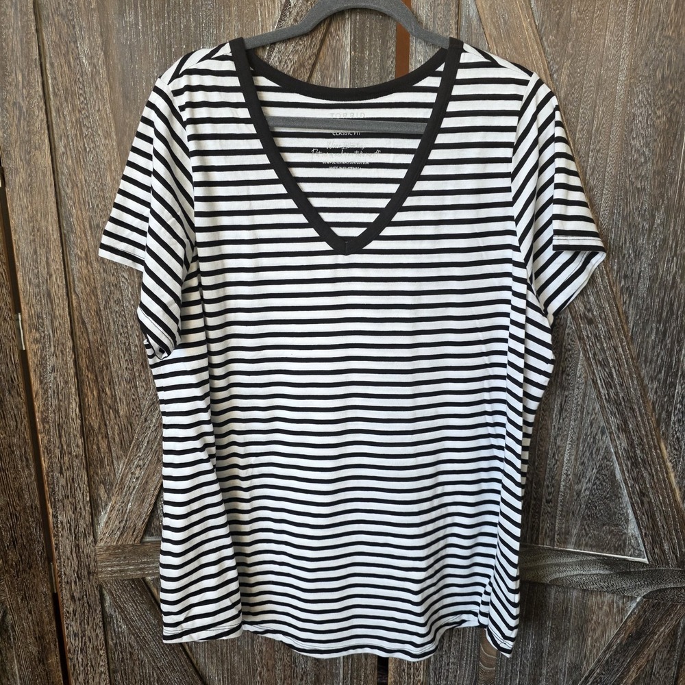 Torrid Shirt Women's Size 3 Black & White Striped V-Neck Short Sleeve T-Shirt‎